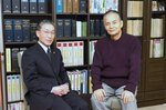 青木先生(左)と俳優の秋野氏
